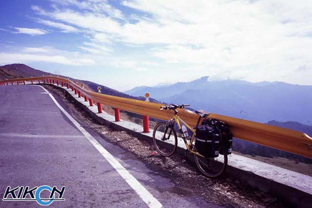 台湾・標高3,000mを越える合歓山荘前・表恋の高い山道で自転車がガードレール脇に停められている、遠くに山が見える