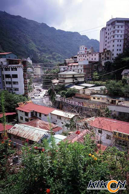 台湾　廬山温泉遠景、市街を流れるマヘボ渓が見える
