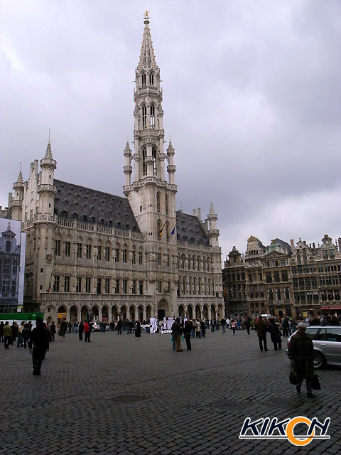 グランプラスにあるブリュッセル市庁舎。ゴシック様式の高い塔がそびえている。