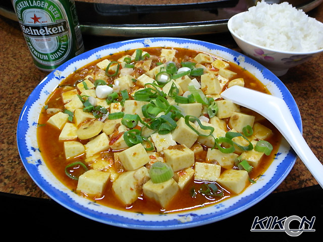 皿に麻婆豆腐、茶碗にご飯、缶ビール（ハイネケン）