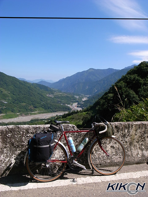 山登りの途中、自転車を止めた道端から眼下に同富の町を見下ろす。