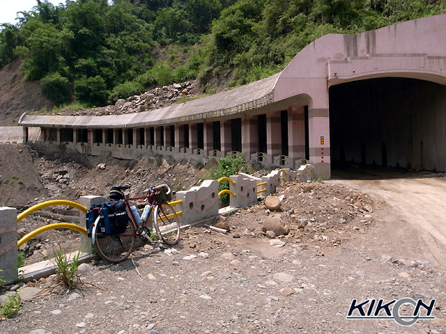 トンネルの入口周辺の未舗装部分に自転車を停めている