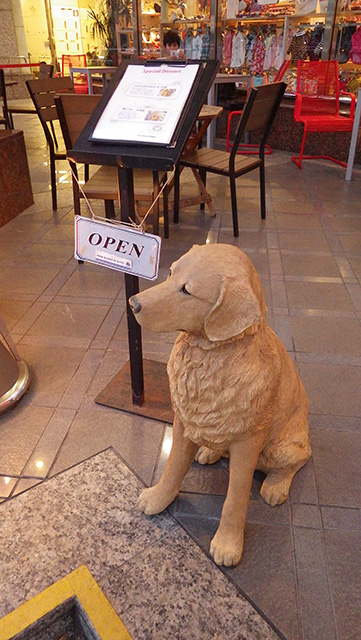 DOG DEPT CAFE 横浜店　入口　大きな犬の置物がおかれている