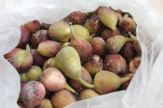 袋にぎっしりつまった冷凍イチジク6キログラム