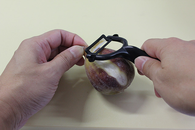 ピーラーでイチジクの皮を剥く