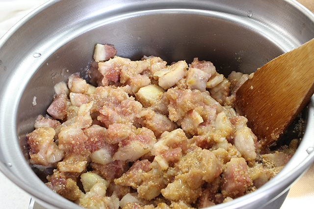 鍋の中で加熱されるイチジク