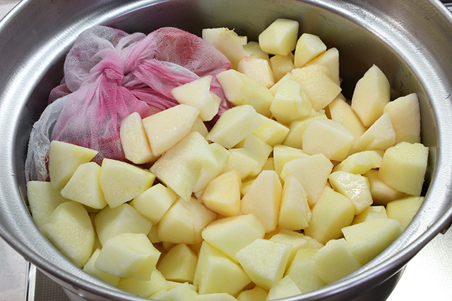 鍋の中で加熱されている皮と果肉