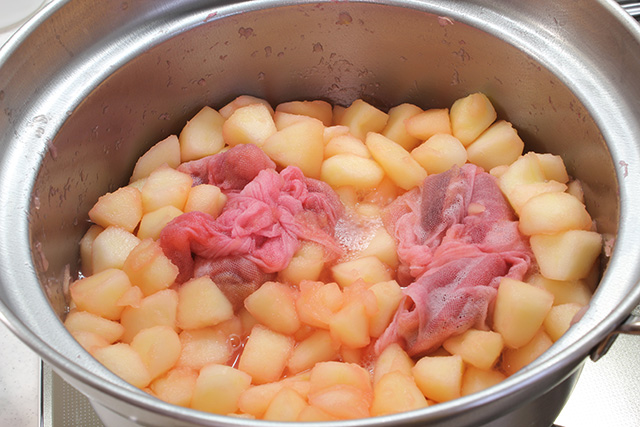 鍋の中でピンク色に染まった皮と果肉