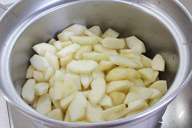 鍋の中の、皮を剥かれ小さく切られたラ・フランス