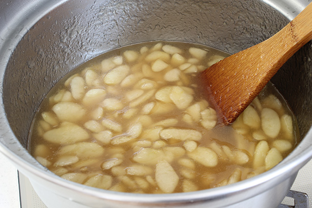 鍋の中で煮込まれているラ・フランス