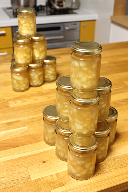 ラ・フランスジャムを詰めた広口瓶が2ケ所で積み上げられている