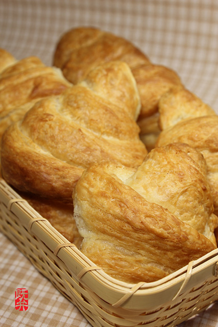 駕篭に入った、いくつかのクロワッサン