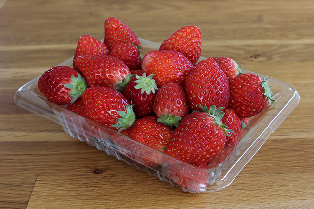 パックに入っているジャム用いちご