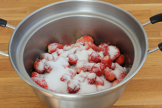 鍋の中のいちご、砂糖を多量にかけられている