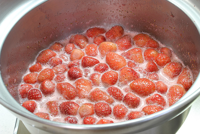 鍋で煮られているいちご