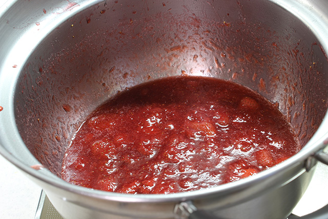 鍋の中にジャムになったいちご