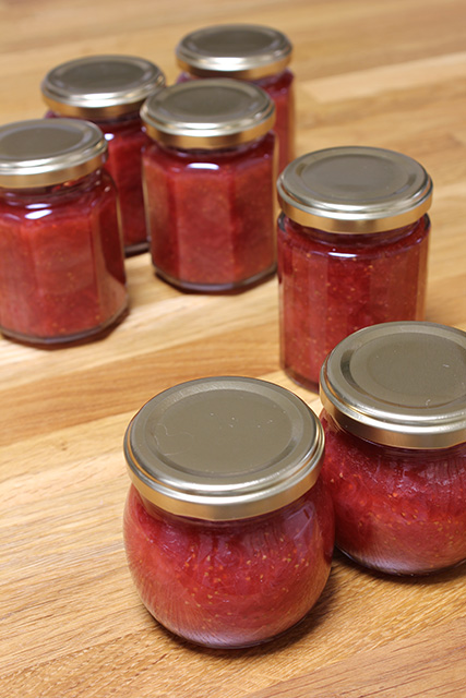 いくつもの広口びんにつめられた、いちごジャム