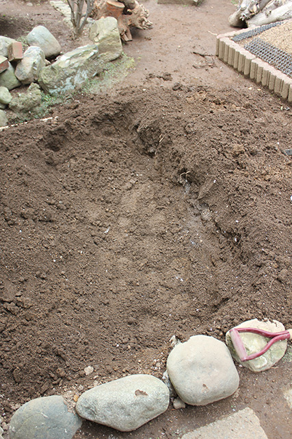 庭に掘られた長方形の植え穴