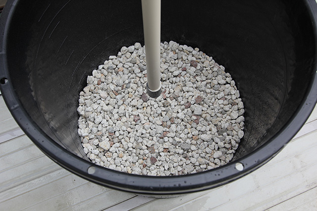 ポット底に、白い小石が敷きつめられている