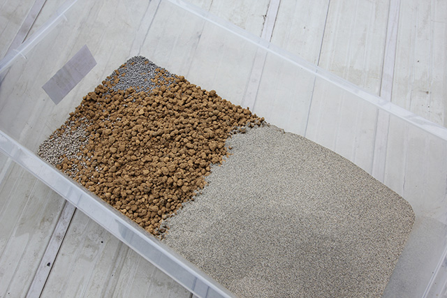 プランターに、赤玉土、川砂、肥料、苦土石灰が入れられている