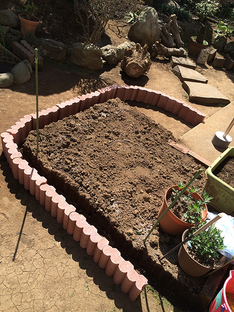 花壇を拡張するため、それまでよりもブロックが外側に移動している