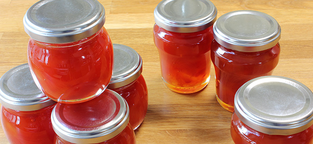 小瓶に詰められたスイカのジャムが床に７つ置かれている