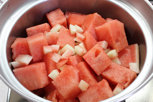 鍋一杯に小さくカットされたスイカが入っている