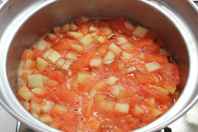 鍋の中で煮られているスイカ