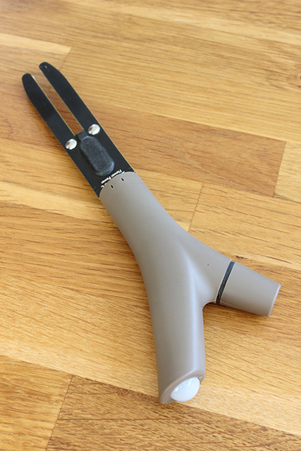 床に置かれた「Flower Power」端末、小枝を模した本体の根本部分が、地面に刺すため金属製になっている