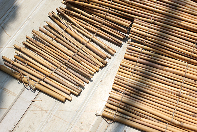 地面に置かれた葦簀、一部に切り込みが入れられている