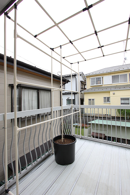 ベランダに置かれた当初の棚とポット（鉢）の様子、パイプにもポットにも植物の姿は見られない