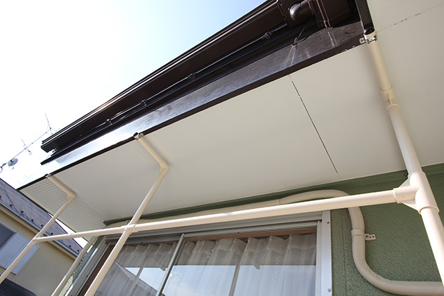 軒下を見上げた様子。棚のパイプの先をL字型にし、軒の下に固定している