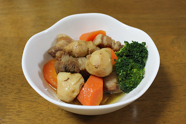 豚バラ肉、ニンジンとともに煮られたシカクマメの芋が小鉢に盛られブロッコリーを添えられている