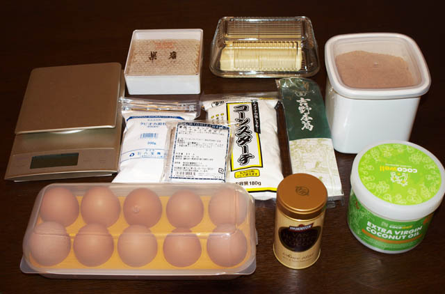  材料　バター、卵、ココナッツオイル、吉野本葛、コーンスターチ、巣蜜、量り　ほか