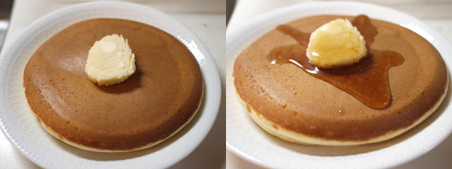 別のパンケーキ２枚組写真　右・蜜のかかっているもの　左・かかっていないもの