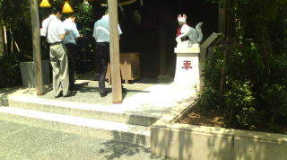 茶ノ木神社　狛犬、参拝する人が3人