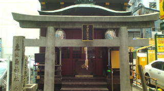 寶田恵比壽神社 鳥居の後ろに社　右隣にコインパーキング