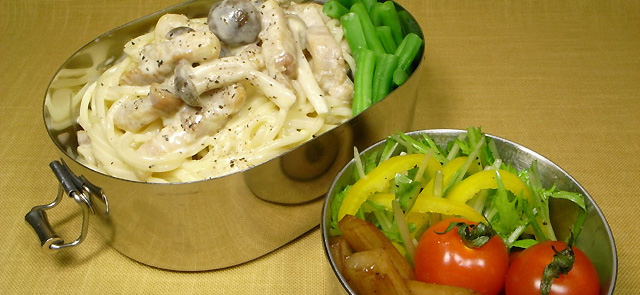 カリカリ塩豚としめじのカルボナーラ弁当、水菜とパプリカのサラダ